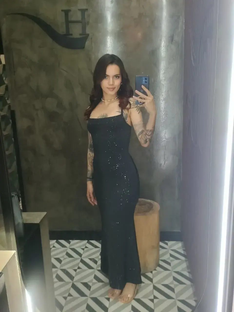 Soirée au restaurant !Dinner out night!#sexy #latina #outdoor #girltattoo