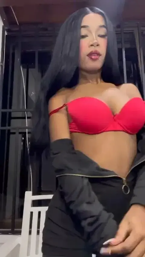 Je ne sais pas si le rouge est ma couleur préférée. J'ai besoin de votre avis !! ❤❤I don't know if red is my favorite color. I need your opinion!! ❤❤#ebony #sexy #latina #tits