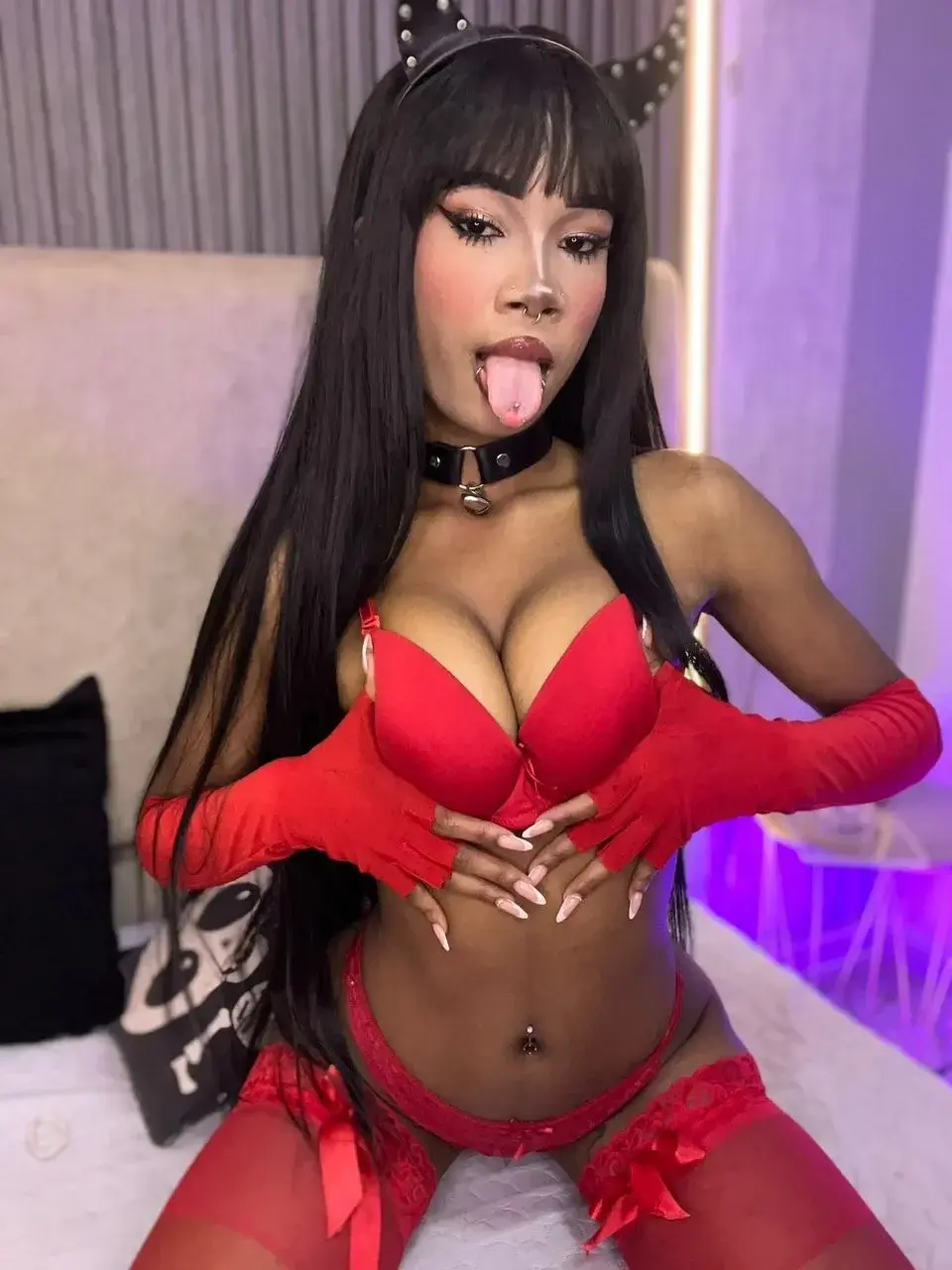 Tu veux que je sois ta diablesse et que nous allumions la flamme de la passion ? 🔥🔥🔥😈😈Do you want me to be your devil and ignite the flame of passion? 🔥🔥🔥😈😈