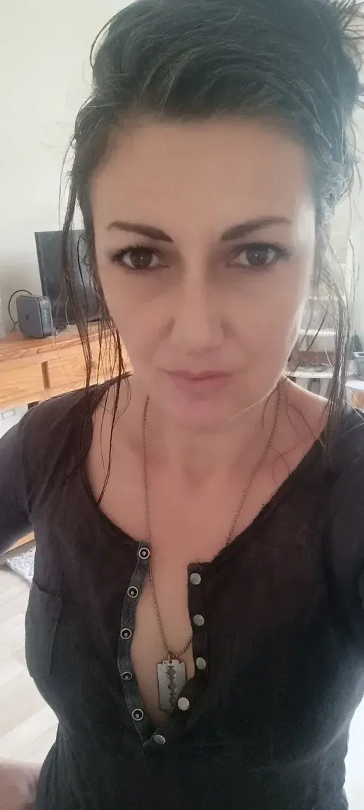 Coucou mes abonnés !! Demain soir,  je vais faire des photos et j'essaie de vous faire une première petite vidéo de présentation, pour que vous entendiez ma voix...