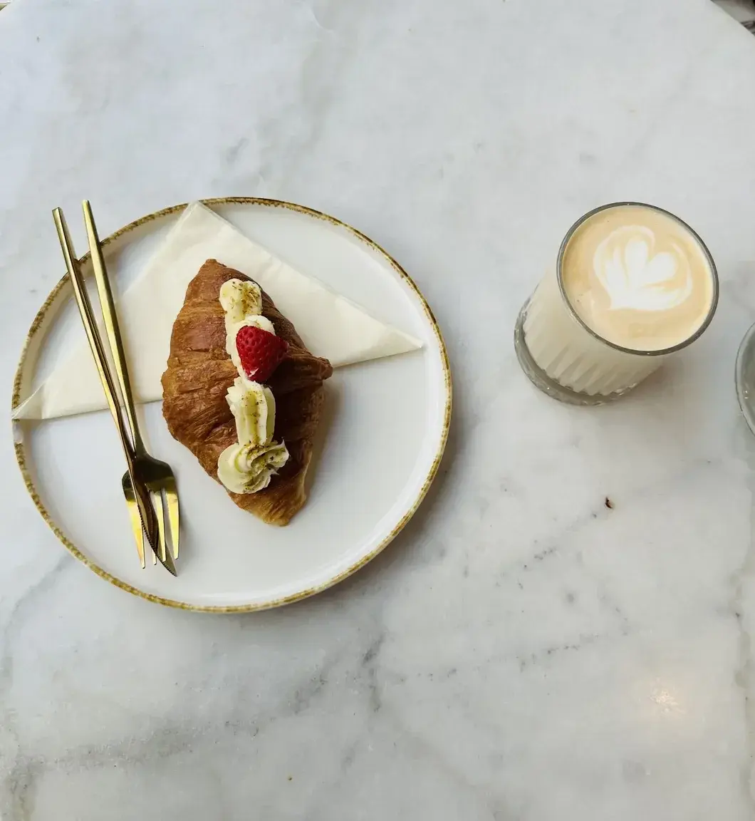 j’ai choisi le croissant avant le reste de la journée, qui me suit ? 🤭(mon abonnement est free … pas besoin de code ❤️)