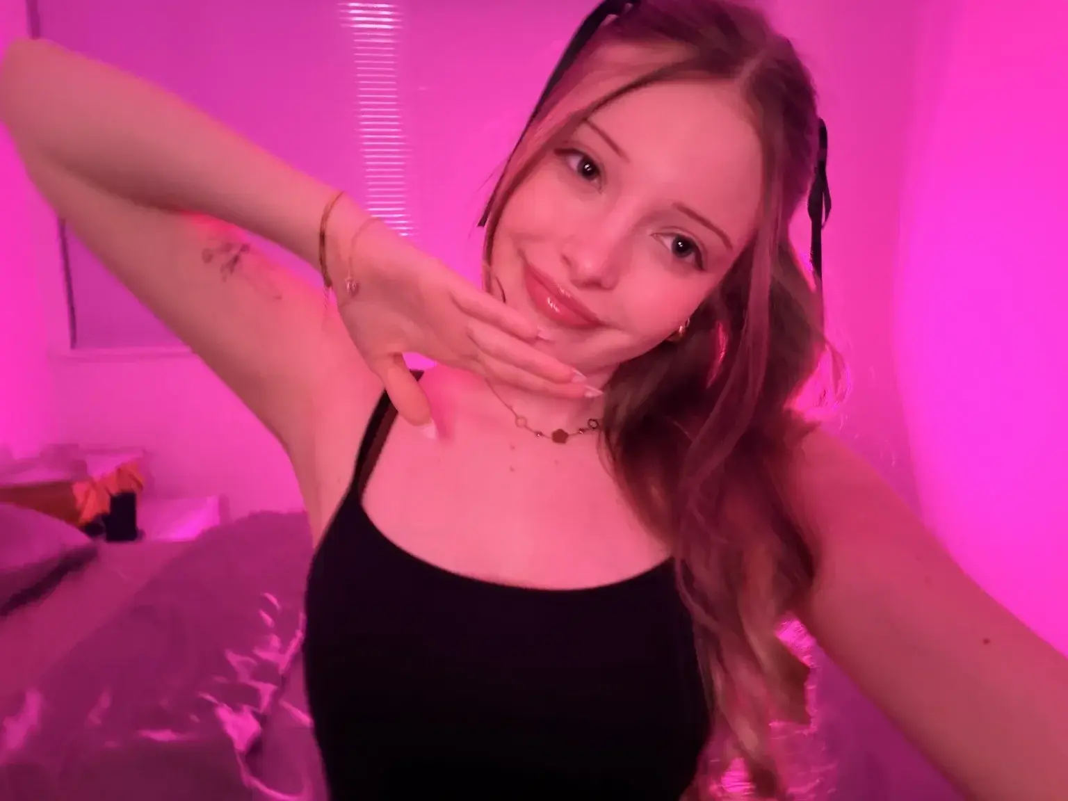 je sais pas si je garde ce petit haut tout l’aprèm ou si je l’enlève… dis-moi ce que t’en penses ? 😌(mon abonnement est free … pas besoin de code ❤️)