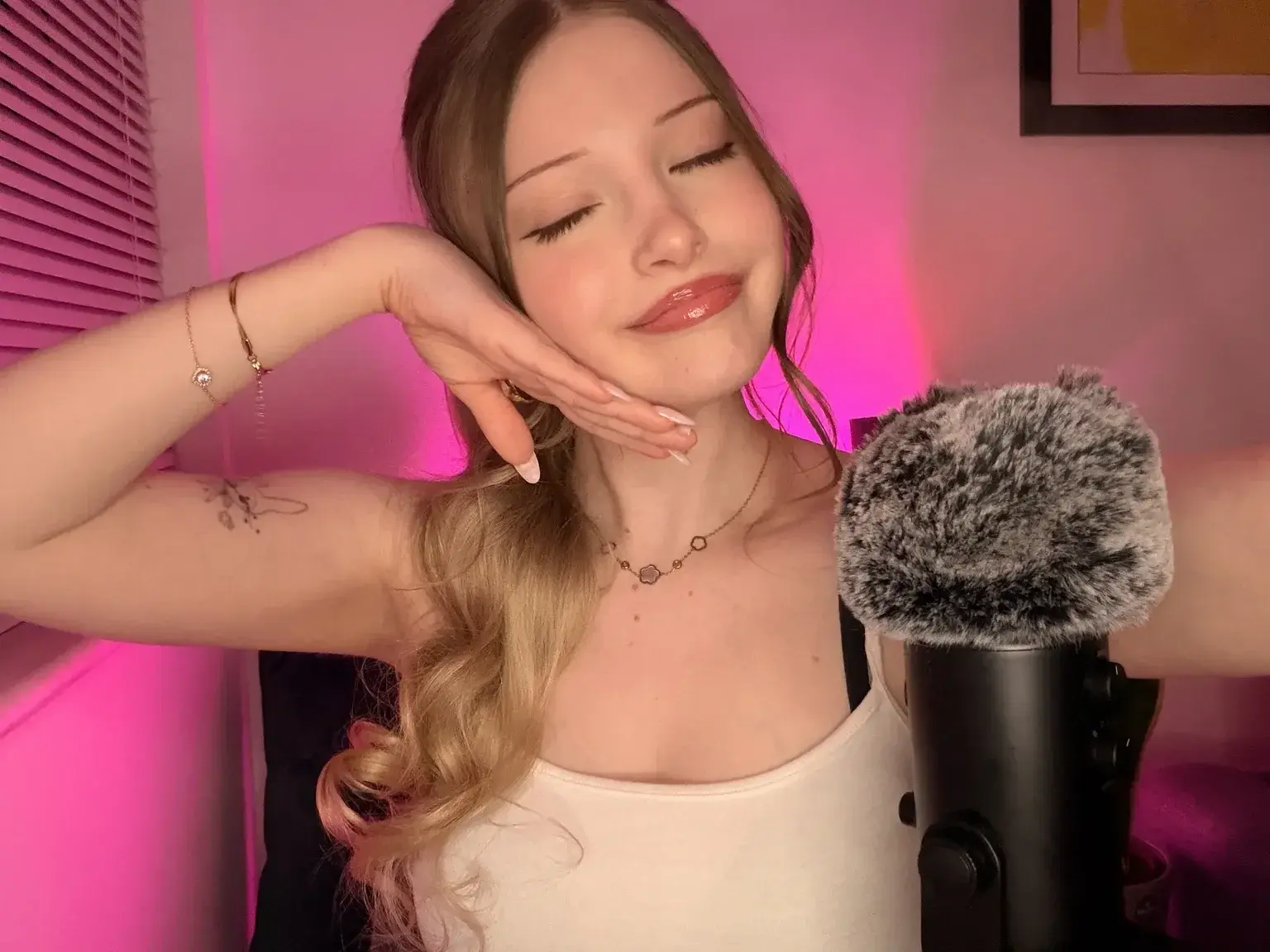 Leak & nude MYM — Maddybcs : « t’as l’impression que je devrais garder cette tenue ou plutôt l’enlever cet après-midi ? 🤭(mon abonnement est free … pas besoin de code ❤️) » (MYM)
