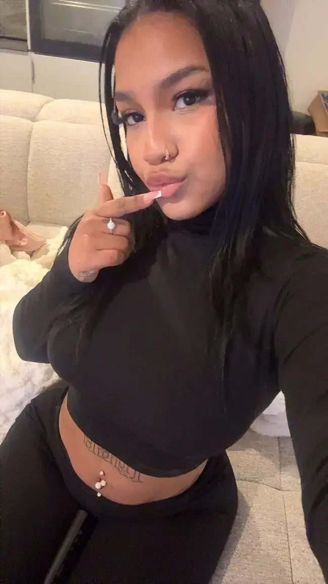 UNE MEUF QUI ASSUME TOUT 💜 ABO 100% GRATUIT 💜 viens me parler en DM, je suis pas prise de tête...