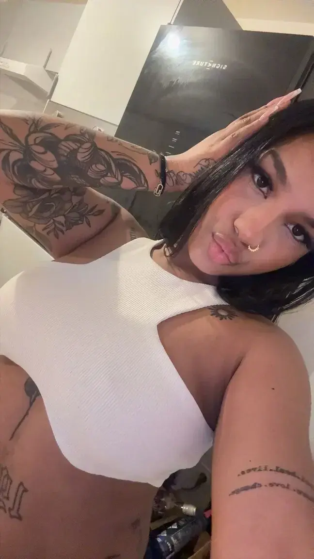 TU VEUX PARLER AVEC UNE MEUF QUI N’A PAS FROID AUX YEUX ? 💜 ABO GRATUIT 💜 viens en DM, je réponds vraiment...