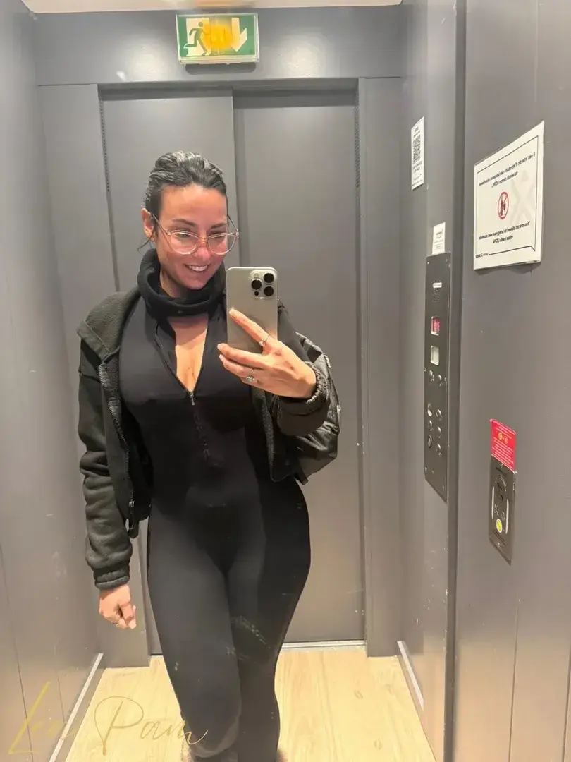 Imagine 🤤… tu me croises dans un ascenseur en train de prendre cette photo !!! 📸( et  là ➡️➡️tu peux voir si tu es abonné seulement )