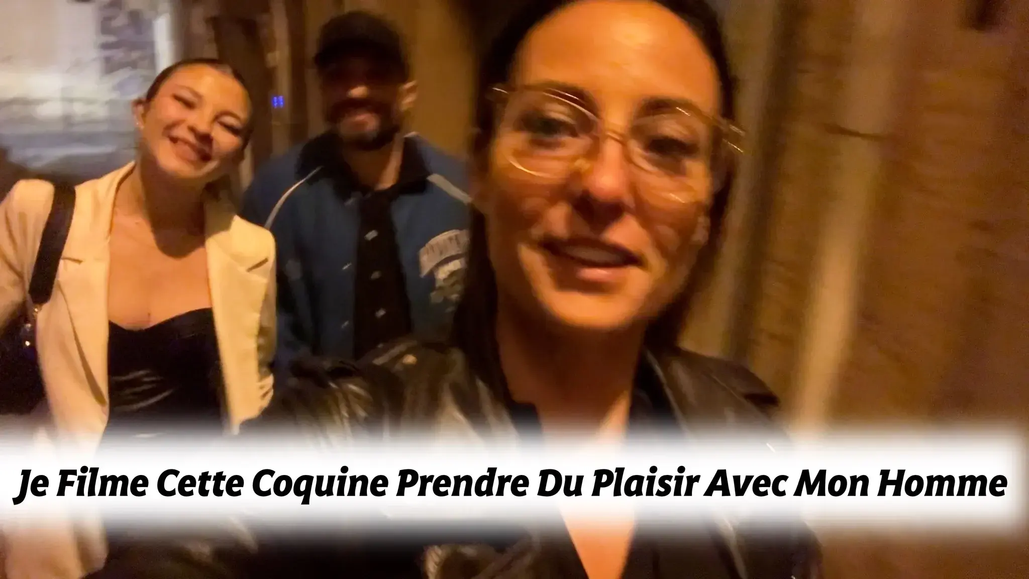 Durant nos aventures sudistes 🚐, nous avons rencontré une jeune femme très coquine 🐷 de tout juste 18 ans 🎂 🎉.L’alchimie, la tension sexuelle, l’érotisme 🥵 et la complicité sont tout de suite passés entre nous trois et j’étais très excitée 💦 à l’idée de voir mon mec charmer et être charmé par la belle jeune femme ..J’avais bien envie de les voir 🫣 faire des cochonneries et découvrir si Sainte Steffy nous cachait d’autres piercing ..Spoiler : Oui, ses deux tétons sont percés .. et sa belle poitrine arbore de jolis bijoux 💎 pour tétonsMais .. il n’y a pas que sa poitrineNous sommes donc rentrées tous les trois pour continuer la soirée et la chaleur a rapidement conduit Gael et Sainte Steffy à faire des galipettes sous mon œil 👀 ( et le tien !! )La coquine de 18 ans suce à merveille et écarte bien les cuisses pour laisser sa chatte toute lisse être pénétrer par la grosse queue 🍆 bien dure de Gael.( J’ai fait de superbes gros plans 🔍 de cette chatte toute rosée être bien dilatée … humm )Après une levrette profonde, Sainte Steffy va se mettre à genoux pour se faire recouvrir le visage de sperme 😛 ( un final à voir en POV .. pour s’y croire complétement .. )➡️ ➡️ ➡️