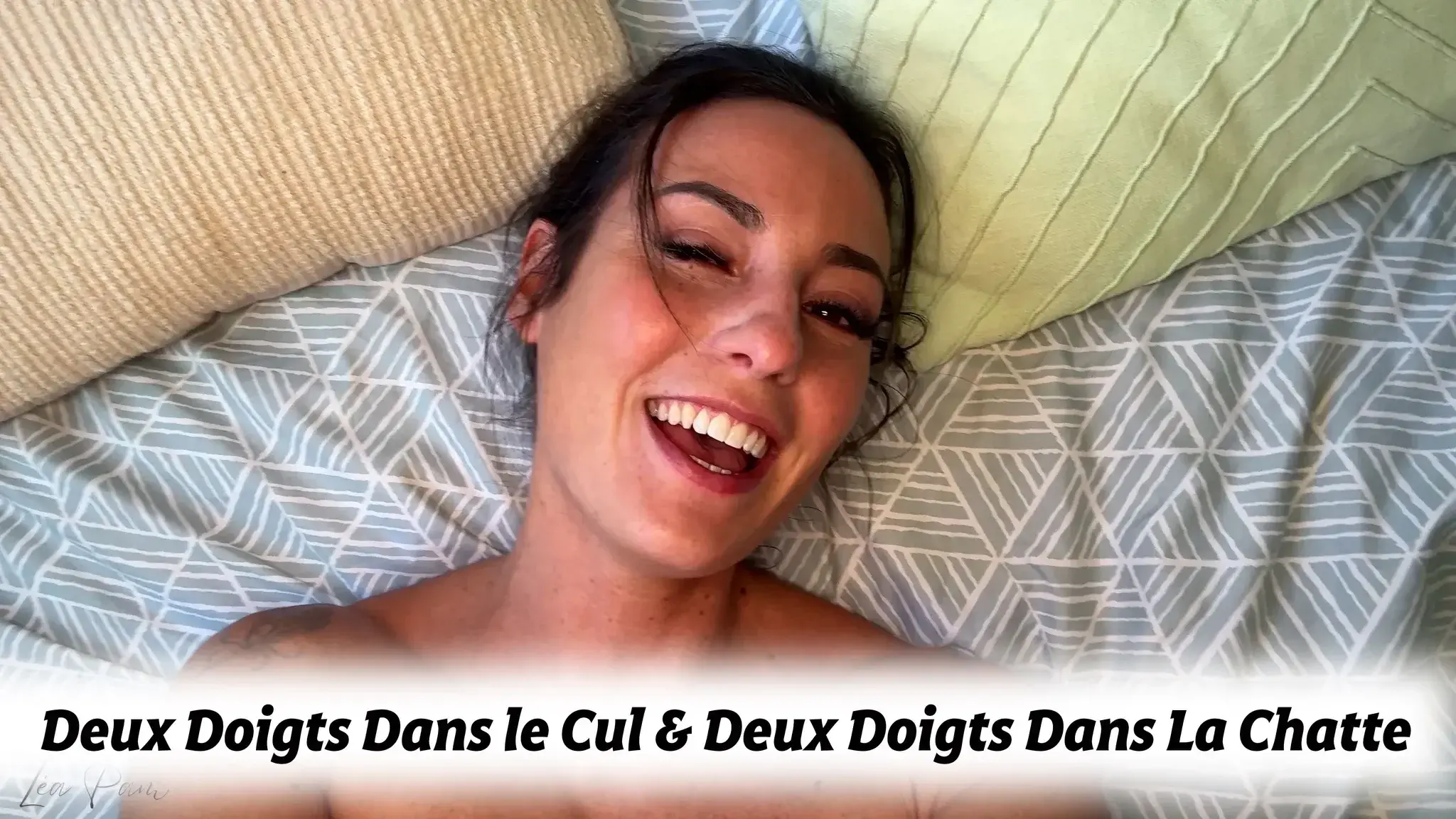 Je suis chaude 🔥 ce matin .. et j’ai très envie de me faire un petit plaisir solitaire 💦.Si je commence doucement en faisant glisser mes doigts 🖕 sur ma chatte … une chaleur 🥵 intense me donne envie de jouer avec mon petit trou du cul 🍑.Tu le sais, il est tellement serré que généralement je m’arrête à un doigt, mais là .. je glisse un deuxième doigt …Humm 🤤, je me remplis tous les trous .. deux doigts dans la chatte, deux doigts dans le cul ..Je suis ta bonne gourmande cochonne 🐷, et j’ai très envie que tu me prennes là, maintenant 🥰.⬅️ ⬅️ ⬅️