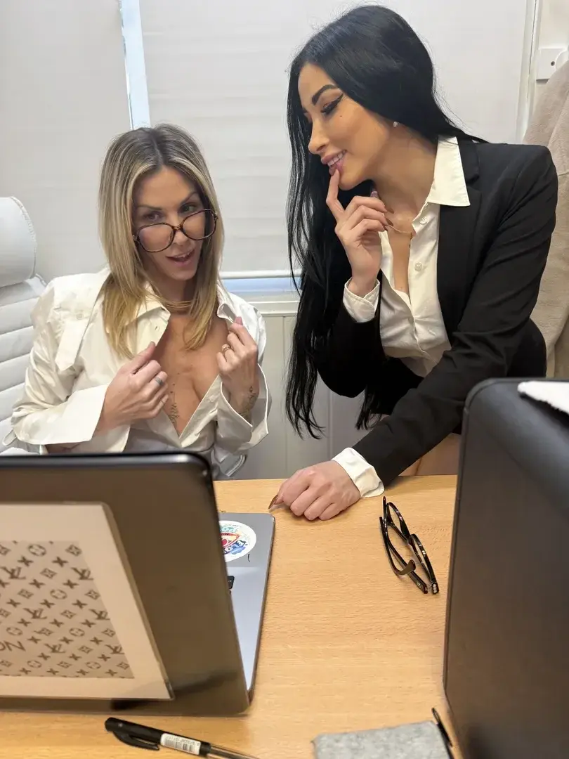 Leak public de lemonde2fk2 — « @cleagaultier  ma stagiaire un peu spéciale au bureau! Je te raconte pas la folie des collègues, surtout le collègue marié. Ses seins énormes en bouche et sa chatte...j'ai encore le goût qui me revient 😋- Viens mater la vidéo de 27m PURE LESBI SECRETAIRE code CLEASTAGE1 » (nude) sur MYM