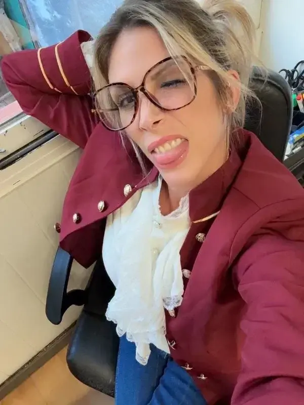 C'est décidé vendredi j'emmène Pauline dans un endroit très spéciale où elle va se faire baiser par un tas de mec!!!! Un bon GB tu en penses quoi ? Cela pourrait lui plaire. Elle est encore là jusqu'à samedi j'en profite pour la pousser à son stade ultime de salopitude!!!