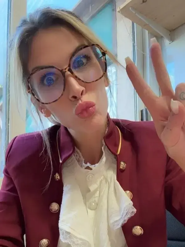 C'est décidé vendredi j'emmène Pauline dans un endroit très spéciale où elle va se faire baiser par un tas de mec!!!! Un bon GB tu en penses quoi ? Cela pourrait lui plaire. Elle est encore là jusqu'à samedi j'en profite pour la pousser à son stade ultime de salopitude!!!