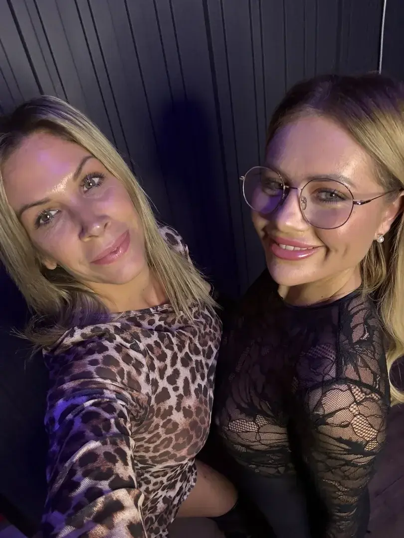 Ce soir j'emmène Pauline dans un endroit très spécial avec à disposition des dizaines de queues! Je lui ai préparé une belle surprise! Abonne toi pour venir mater ça!