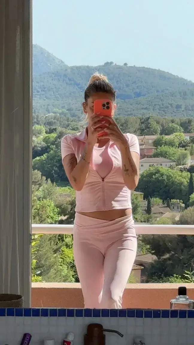 Sport ce matin ! Comment tu trouves ma tenue ?