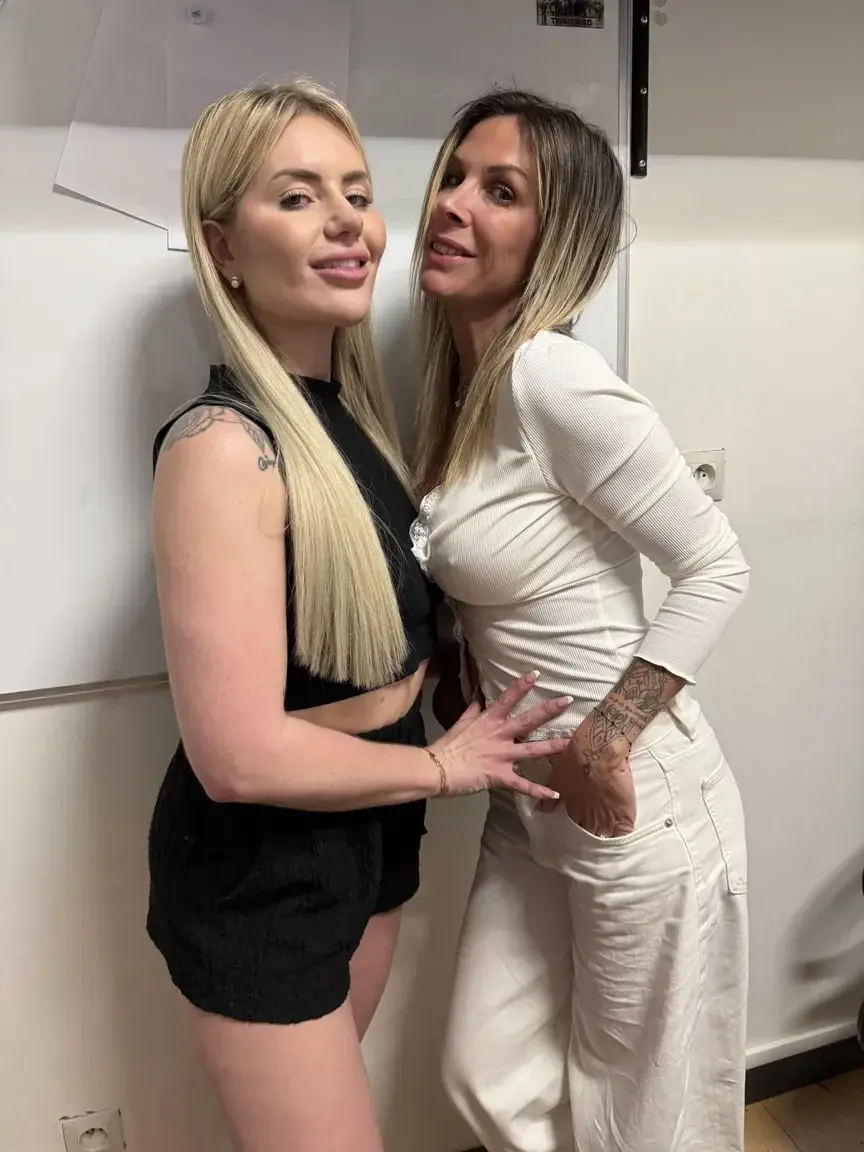 Pauline au bureau avec moi hier…  On s’est fait une cam ultra salasse toutes les deux, filmée par sa copine et diffusée en live devant des milliers de personnes. On était trempées comme jamais   Et là, le collègue marié nous a rejoint… Il a défoncé nos 6 trous naturels sans pitié… et a tout lâché au fond de ma gorge.  Le full vidéo ? Bientôt dispo