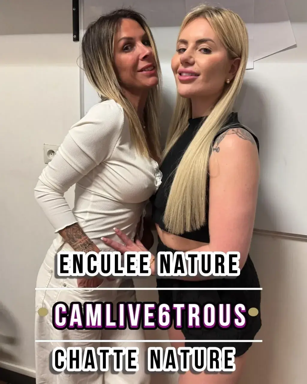 Je suis au bureau en heures sup’ parce que Pauline arrive. Dans quelques jours elle va participer à un gangbang monstrueux contre Ines : plus de 100 mecs vont les baiser comme deux grosses chiennes pour savoir qui est la plus salope 🐕💦Mais ce soir on fait une cam live bien crade. Caroline filme. À peine connectées, plus de 2000 mecs nous matent. On se fout à poil, on se bouffe les seins, on se défonce avec un gros gode comme des p$tes en chaleur 🔥Soudain on toque à la porte. C’est le collègue marié. Il nous dit que sa bite sent encore la chatte de sa femme. On lui suce direct cette queue pleine de jus 👅💦Il nous baise toutes les deux la chatte en levrette debout, bien profond, puis il nous encule à tour de rôle. Il ressort sa bite de nos culs pour qu’on la lèche, et il finit par nous décharger tout son sperme dans la bouche. J’avale et je refile le reste à Pauline en baiser bien sale 😘🍆65 minutes de pure débauche.Code pour débloquer la vidéo complète : **CAMLIVE6TROUS** 🔥Déverrouille et viens te branler comme un porc. 🐷