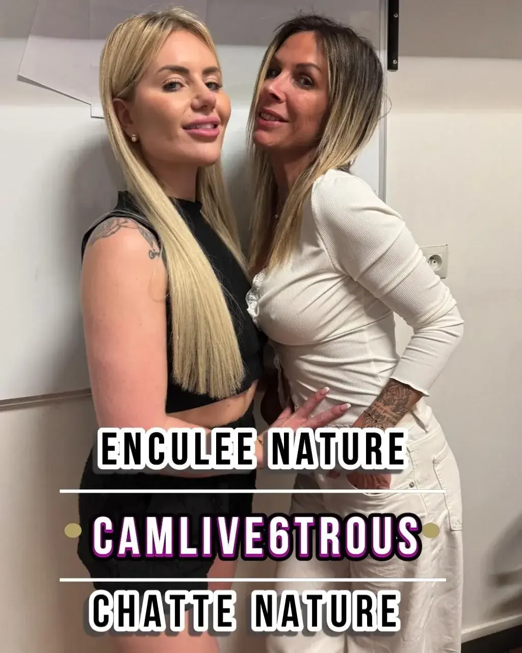 Leak & nude MYM — Fk2 : « Je suis au bureau en heures sup’ parce que Pauline arrive. Dans quelques jours elle va participer à un gangbang monstrueux contre Ines : plus de 100 mecs vont les baiser comme deux grosses chiennes pour savoir qui est la plus salope 🐕💦Mais ce soir on fait une cam live bien crade. Caroline filme. À peine connectées, plus de 2000 mecs nous matent. On se fout à poil, on se bouffe les seins, on se défonce avec un gros gode comme des p$tes en chaleur 🔥Soudain on toque à la porte. C’est le collègue marié. Il nous dit que sa bite sent encore la chatte de sa femme. On lui suce direct cette queue pleine de jus 👅💦Il nous baise toutes les deux la chatte en levrette debout, bien profond, puis il nous encule à tour de rôle. Il ressort sa bite de nos culs pour qu’on la lèche, et il finit par nous décharger tout son sperme dans la bouche. J’avale et je refile le reste à Pauline en baiser bien sale 😘🍆65 minutes de pure débauche.Code pour débloquer la vidéo complète : **CAMLIVE6TROUS** 🔥Déverrouille et viens te branler comme un porc. 🐷 » (MYM)