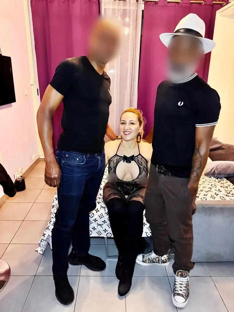 Alors que je suis en soirée au Cap d'Agde avec un ami, le modèle MYM Elisadreams me contacte, on improvise alors un trio afin qu'elle puisse découvrir mon ami ;-)