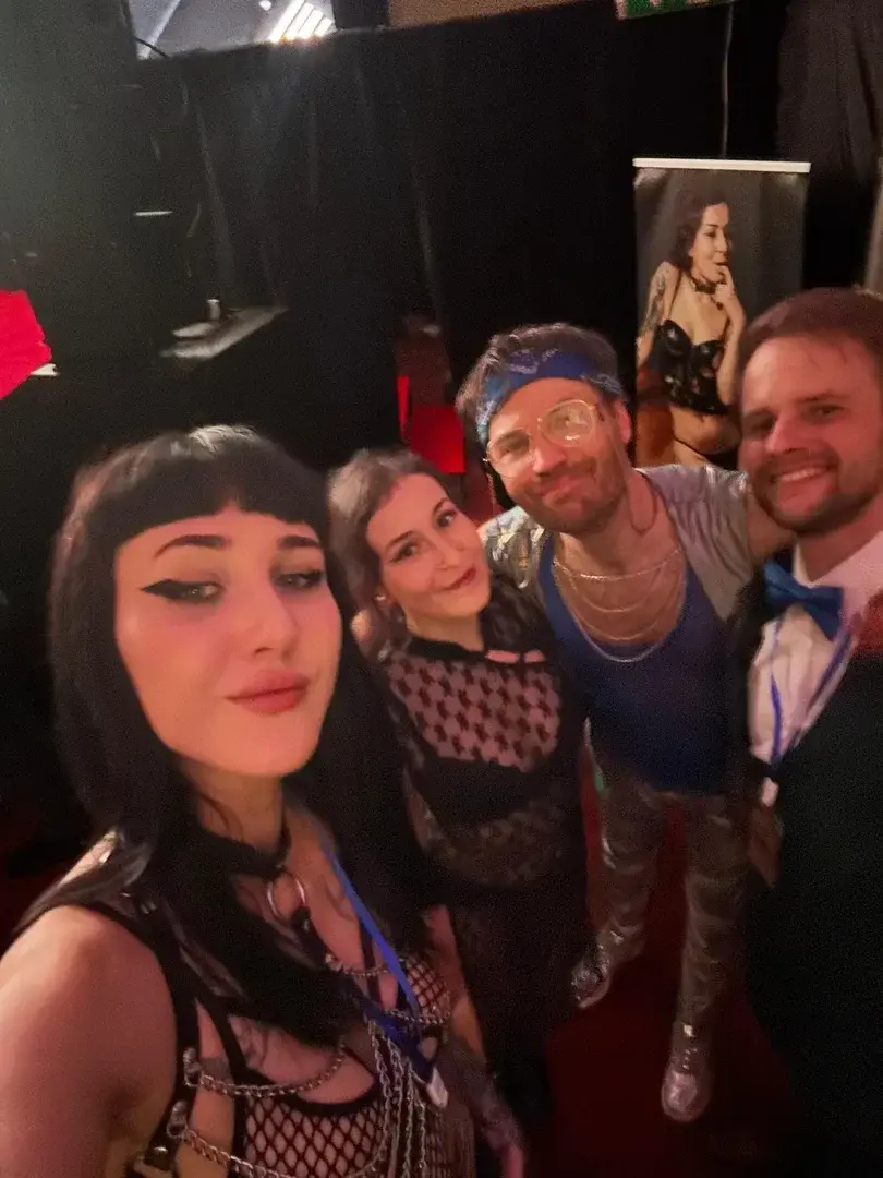 Leak & nude MYM — irogenia : « Retrouvailles entre collègues pour les Awards avec Lilith Lix, Doryann Marguet et Maxime Horns à Erotica Tour Bruxelles 2026 😈 » (MYM)