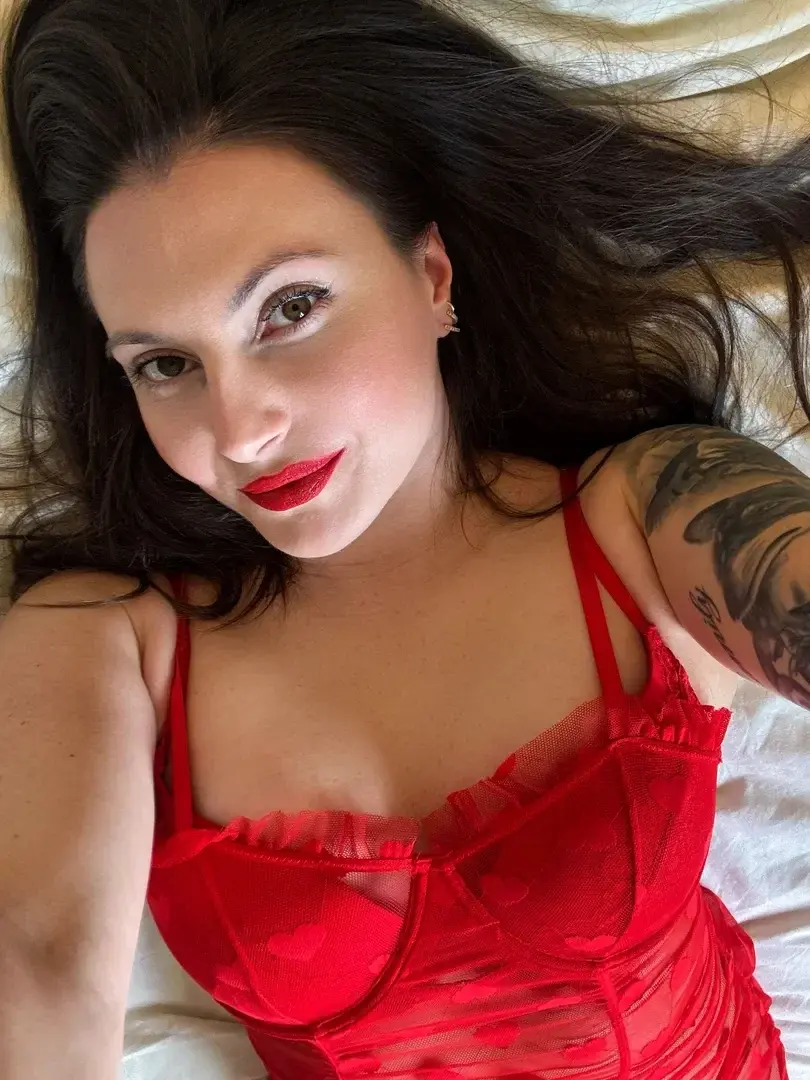 Aperçu public — Amelia_v : « Tu aimes le rouge ? » (MYM) — pas un leak