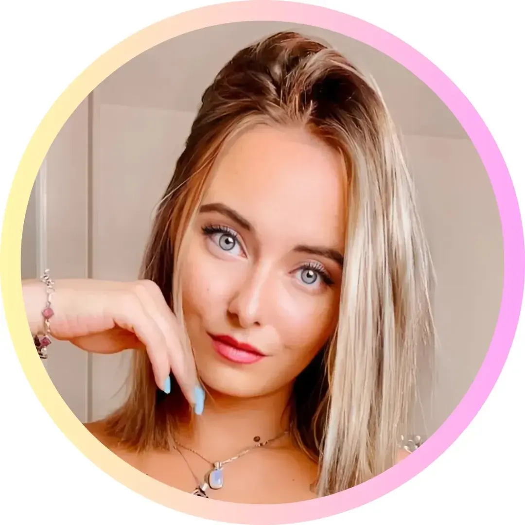 Lola Sakura — créatrice MYM française blonde tatouée