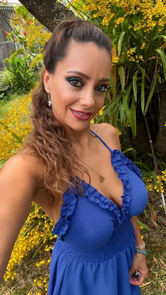 Leak & nude MYM — Caleen_moi : « Ta Milf a ton écoute 🥵🔞 demande moi ce que tu veux 🤯 » (MYM)