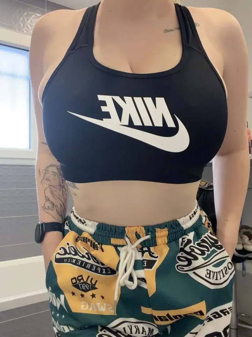 Leak public de Valentine_b — « 💪🏻 » (nude) sur MYM