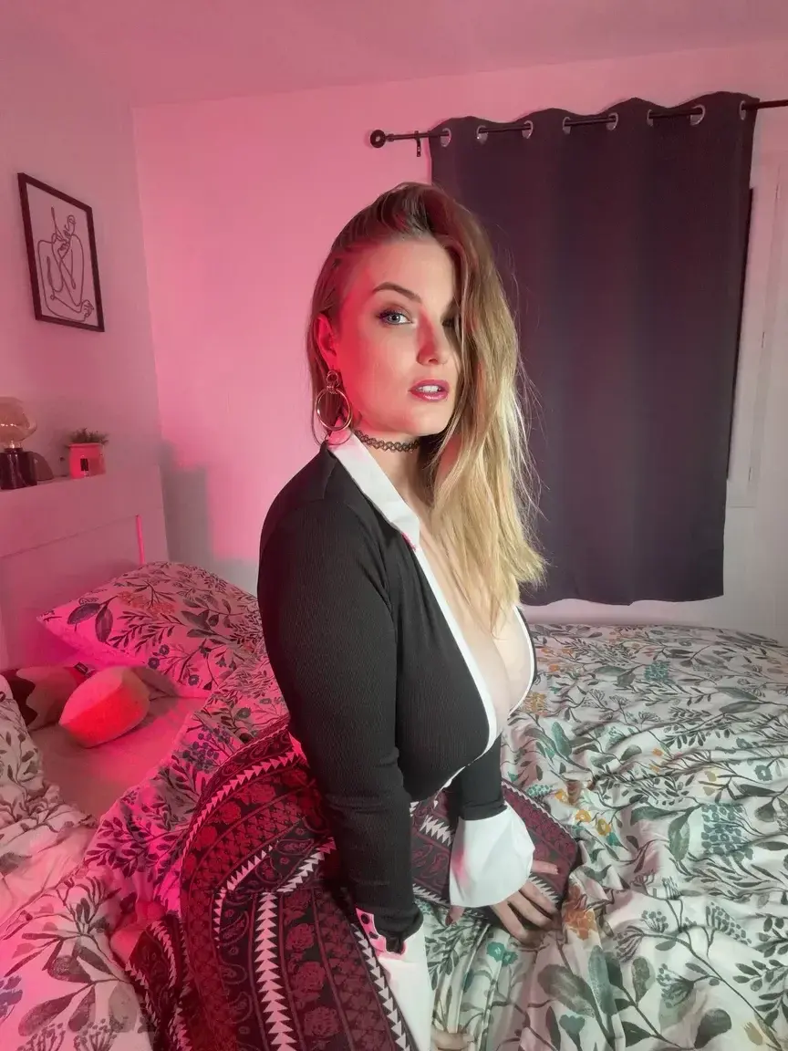Leak & nude MYM — Valentine_b : « Tu t'abonnes (c'est gratuit) et tu reçois un cadeau 🙄 » (MYM)