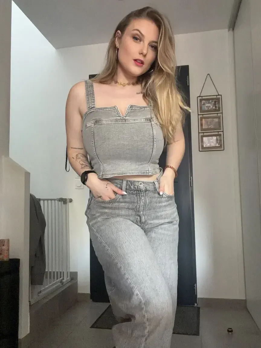 Leak & nude MYM — Valentine_b : « Tu t'abonnes (c'est gratuit) et tu reçois un cadeau 🙄 » (MYM)