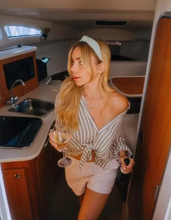 Leak & nude MYM — Kikimorand_502 : « je t'ai fais une petite place dans la cabine aha tu viens ? 🥺 » (MYM)
