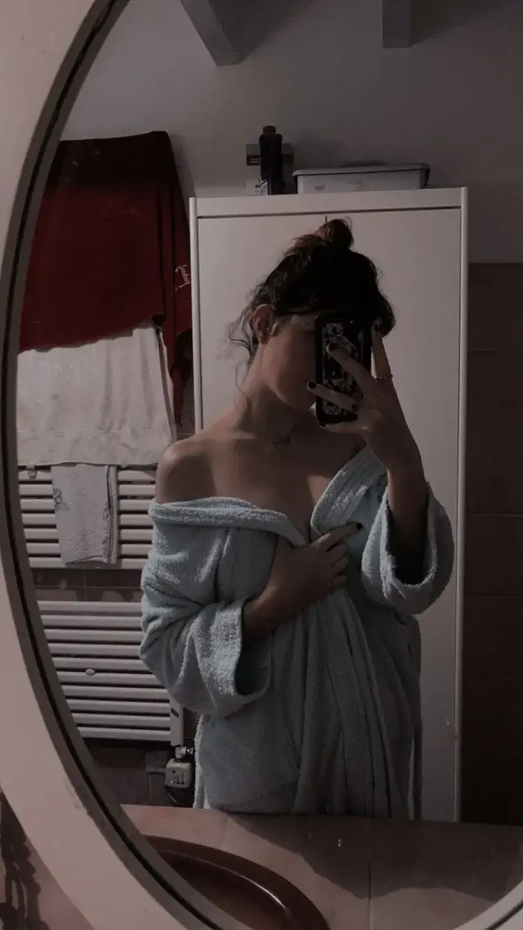 Leak & nude MYM — Naiade_ : « Abonne toi pour voir ce qui se cache en dessous 😌 » (MYM)