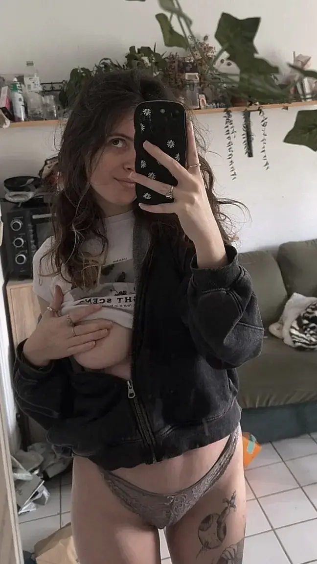 Leak & nude MYM — Naiade_ : « Demain nouveau porno gratuit sur mon mym 😈 » (MYM)