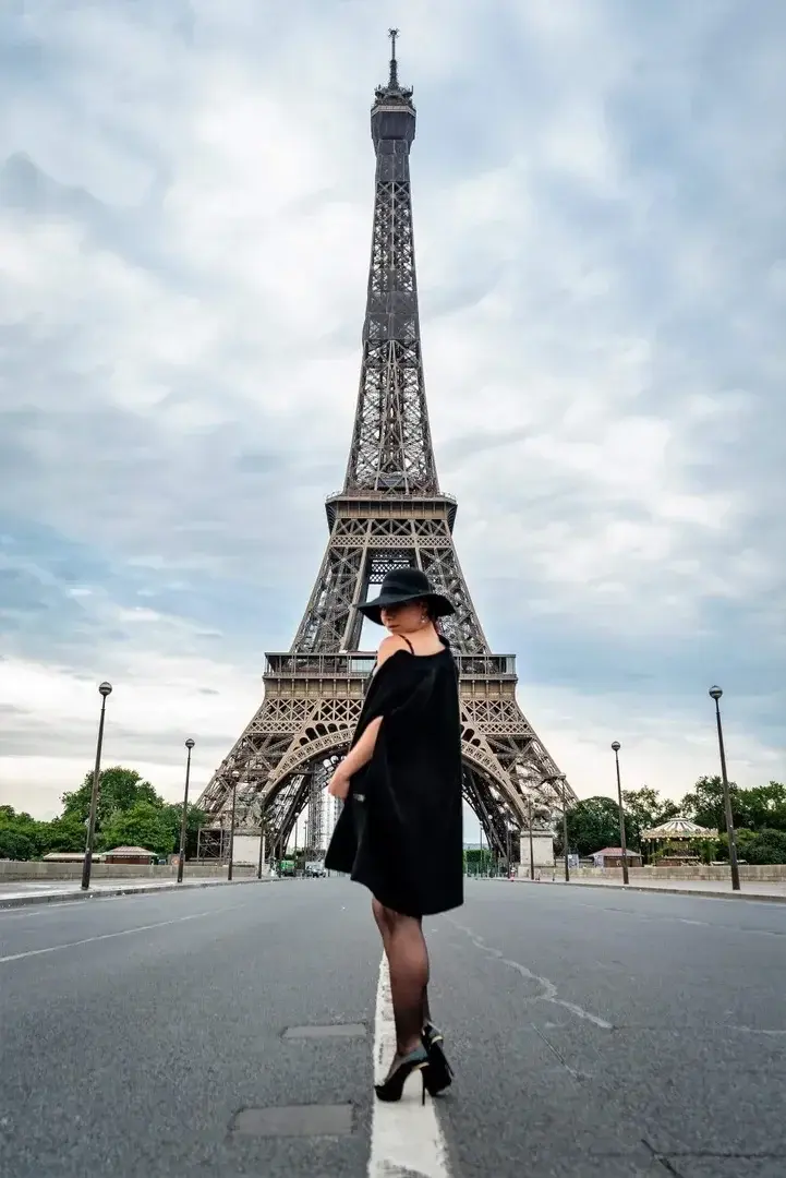 Hello you 🙂  J'espère que tu vas bien !   D'où viens tu ?   Pour ma part je suis de plein d'endroits différents mais je vie majoritairement à Paris désormais 🗼 c'est le meilleur endroit pour une vie artistique épanouie ! 😀  Je te souhaite la bienvenue sur ma page 😉 Je t'invite à me suivre pour voir plus de contenu photos, vidéos et autre contenu exclusif pour te faire découvrir mon univers en tant que modèle, danseuse et comédienne 🤗  Espérant te compter parmi mes abonnés, À très bientôt 😘