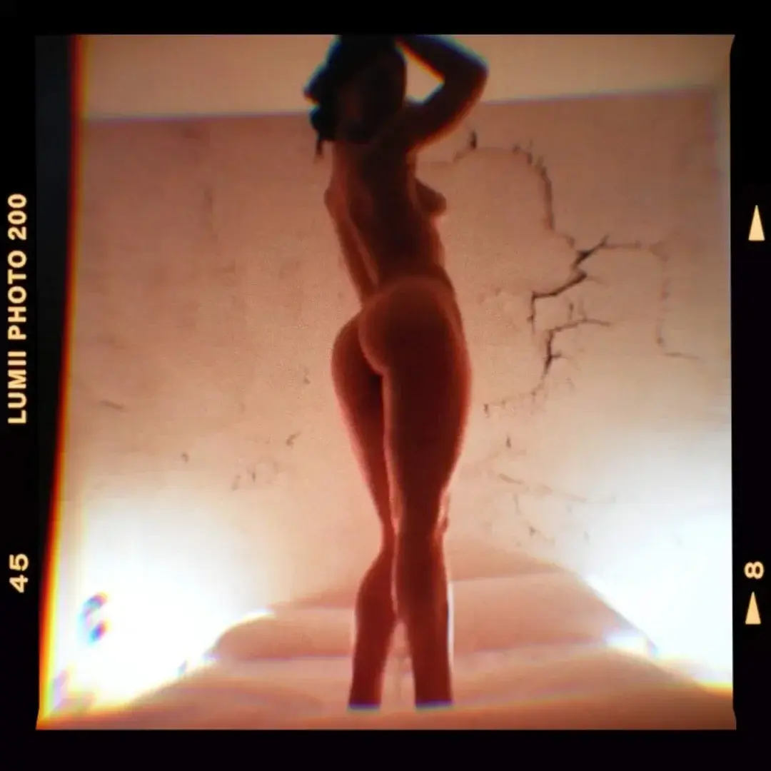 Hello les amis !   Que faites vous en ce 2 ème  jours de cette nouvelle année ?  Plutôt du genre à se prélasser au lit ou vous activer à réaliser toutes sortes de projets ? 🤗  Je vous souhaite le meilleur à venir pour cette nouvelle année !   Des gros bisous 💋