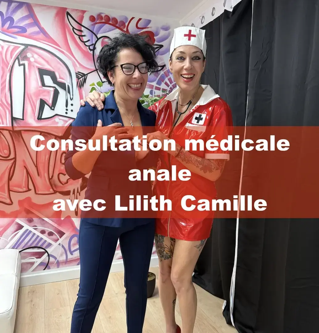 Lilith Camille a un gros problème. Elle est (un peu) coincée au niveau du cul. Elle vient donc me consulter en tant qu’experte en questions anales.Je l’installe sur mon fauteuil de consultation afin de pouvoir l’examiner en profondeur. Je lui fais également une démonstration d’un cul bien ouvert. Est-ce que j’ai trouvé son problème? Est-ce qu’elle va mieux ? Découvre-le dans ma consultation très particulière !