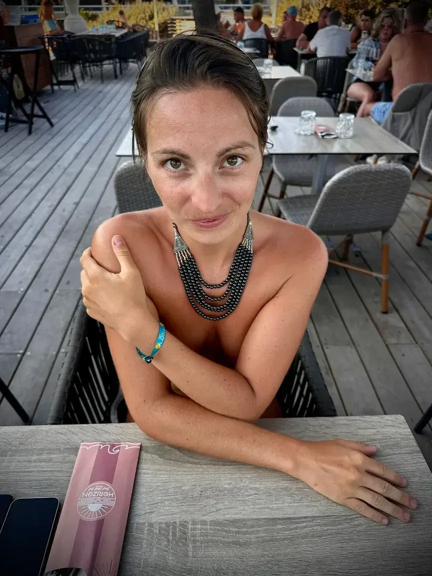 Sous le soleil de fin de journée, juste habillée d'un collier et d'un sourire. Une ambiance de vacances, un brin provocante, loin des regards indiscrets de la terrasse🙊🫣La suite en privé 🔞
