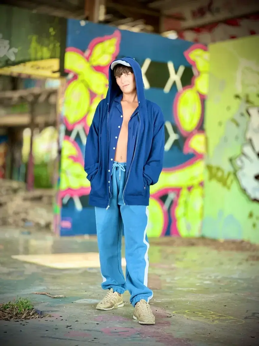 💙 Derrière ce hoodie se cache bien plus que ce que tu imagines... 👀✨À toi de venir découvrir la suite en privée 😏🔥