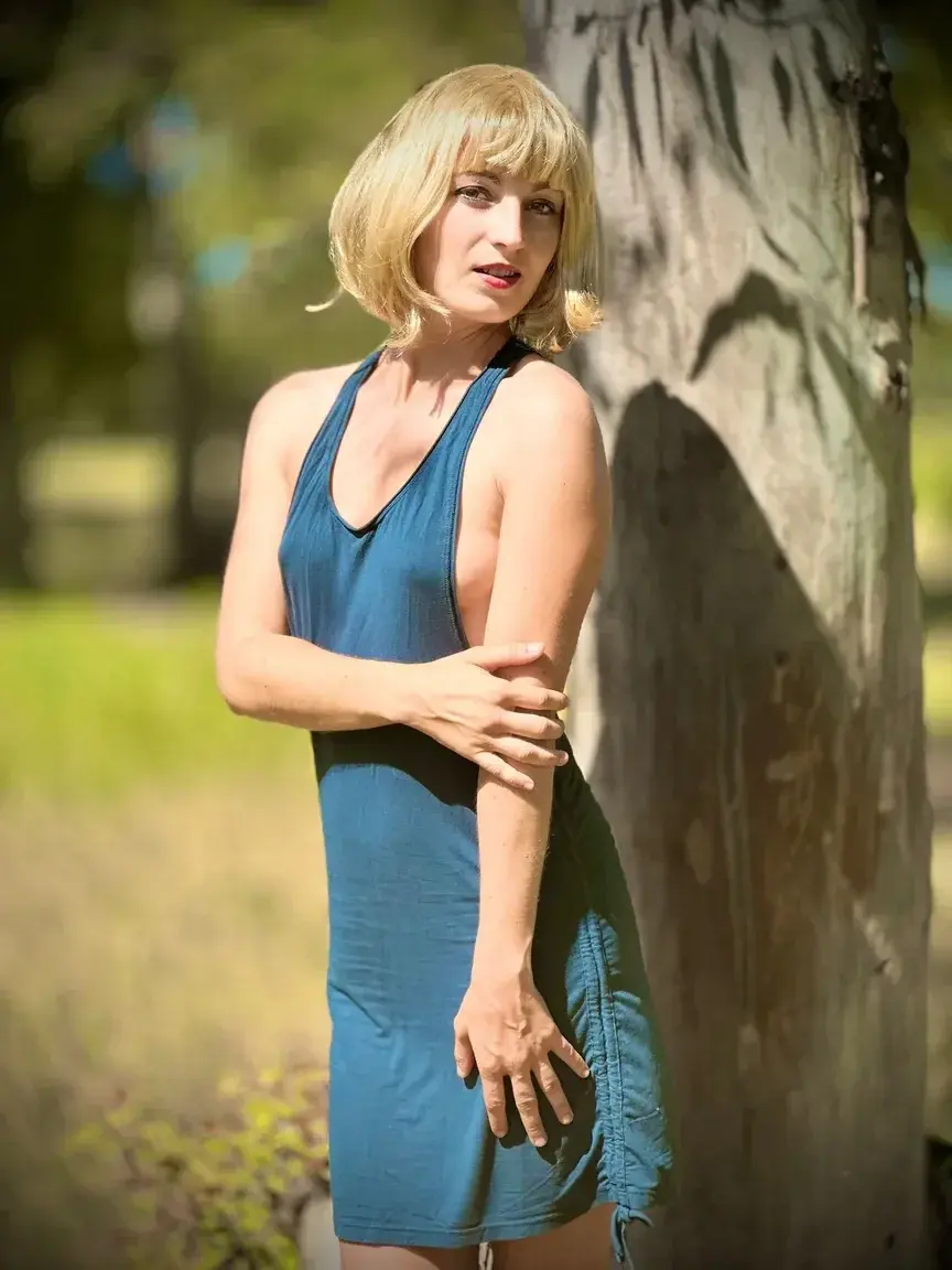 Une robe légère, quelques rayons de soleil et un regard qui en dit long... ✨💙Aujourd'hui, je te laisse deviner ce qui se cache derrière mon sourire 😘Alors, qu'est-ce qui t'attire le plus chez moi ? Dis le moi vite en privé ❤️