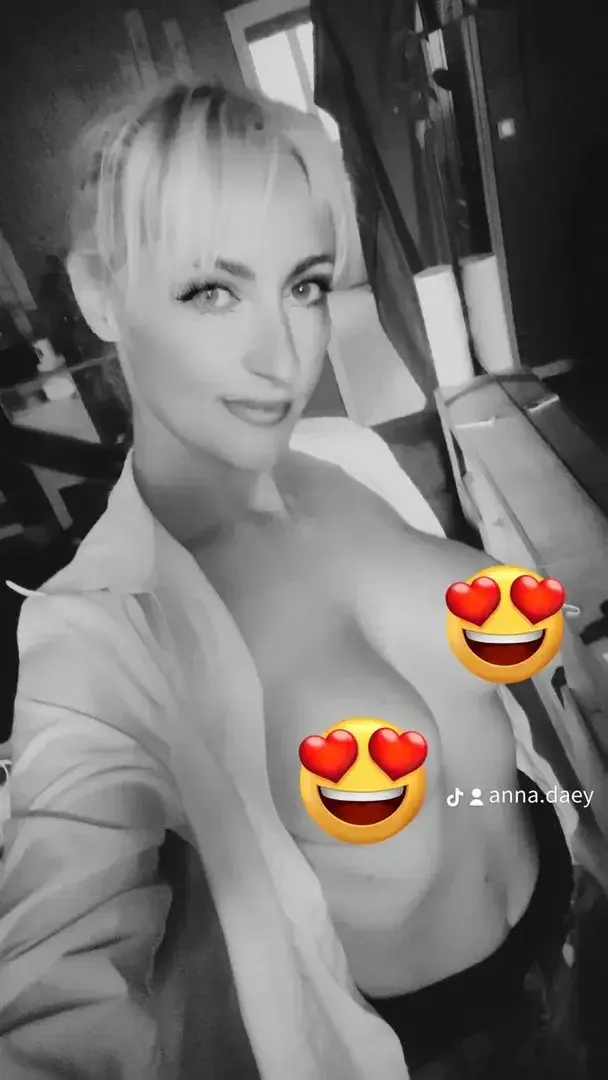 Leak public de Anna_daey — « Bonjours les chéris » (nude) sur MYM