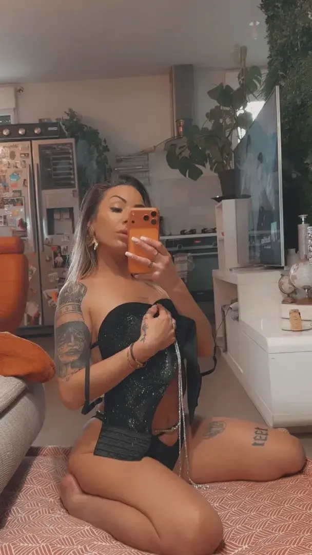 Les photos accès abonner sont bien plus légère ….Abonne toi et kiff avec moi en dm aussi 🫶🧡💋 xoxo