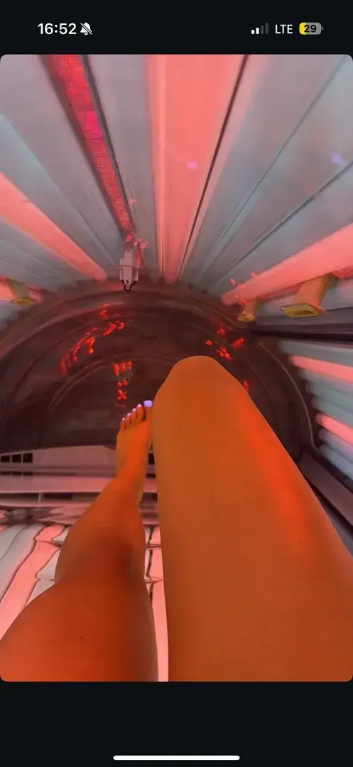 Dein Blick bleibt an meinen Beinen hängen, aber deine Gedanken rutschen tiefer…“#FootTease #TangaView #OnlyOnMYM