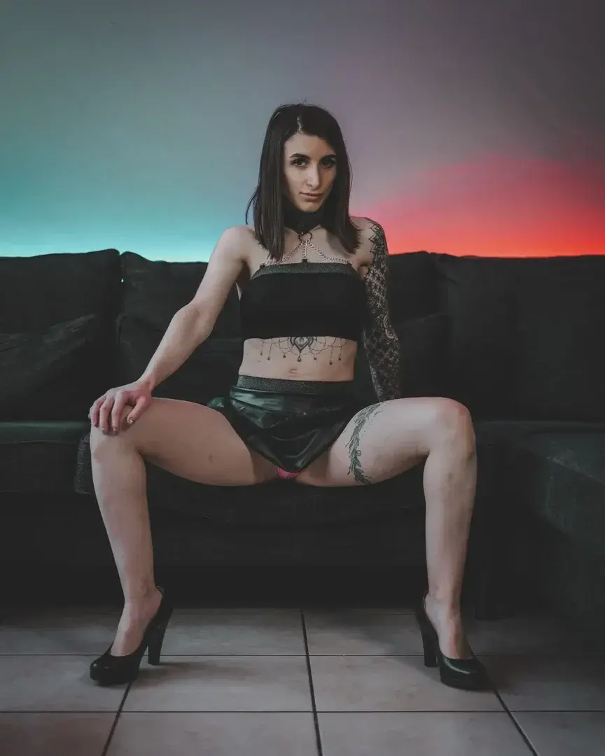 Leak & nude MYM — Lina_rose : « J'écarte les jambes pour toi ❤️ » (MYM)