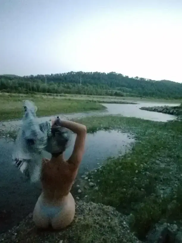 dans la série nue au milieu de la nature ~ bisous