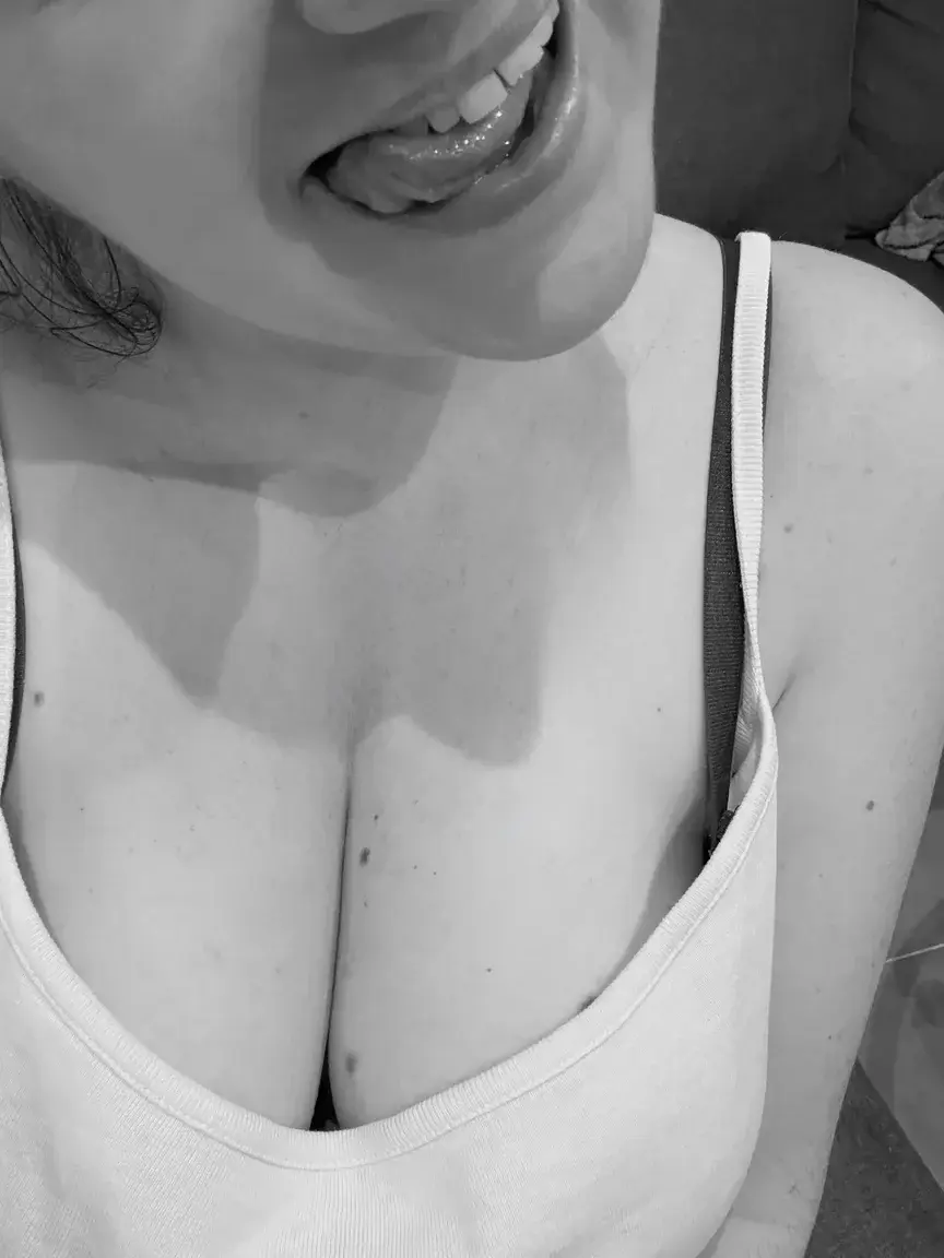Hello toi ! Abonnes toi pour en voir plus 😋 Mon mym est sans censure ! Et des vidéos chaudes t’attendes en privé à bas prix 🔞🔥