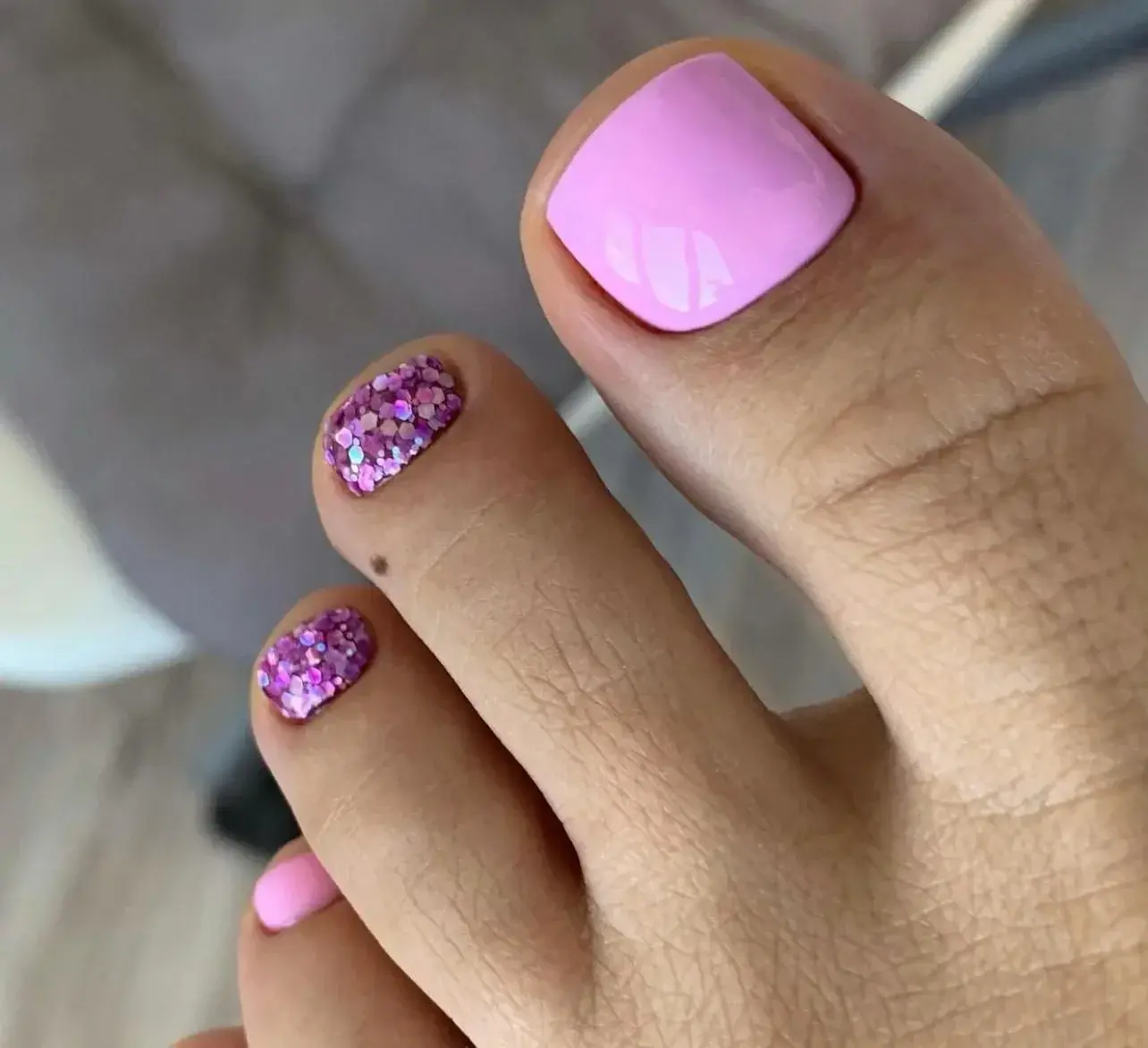 Petite photo de mes pieds.. n’hésitez pas à me demander des médias privées 🔞💦