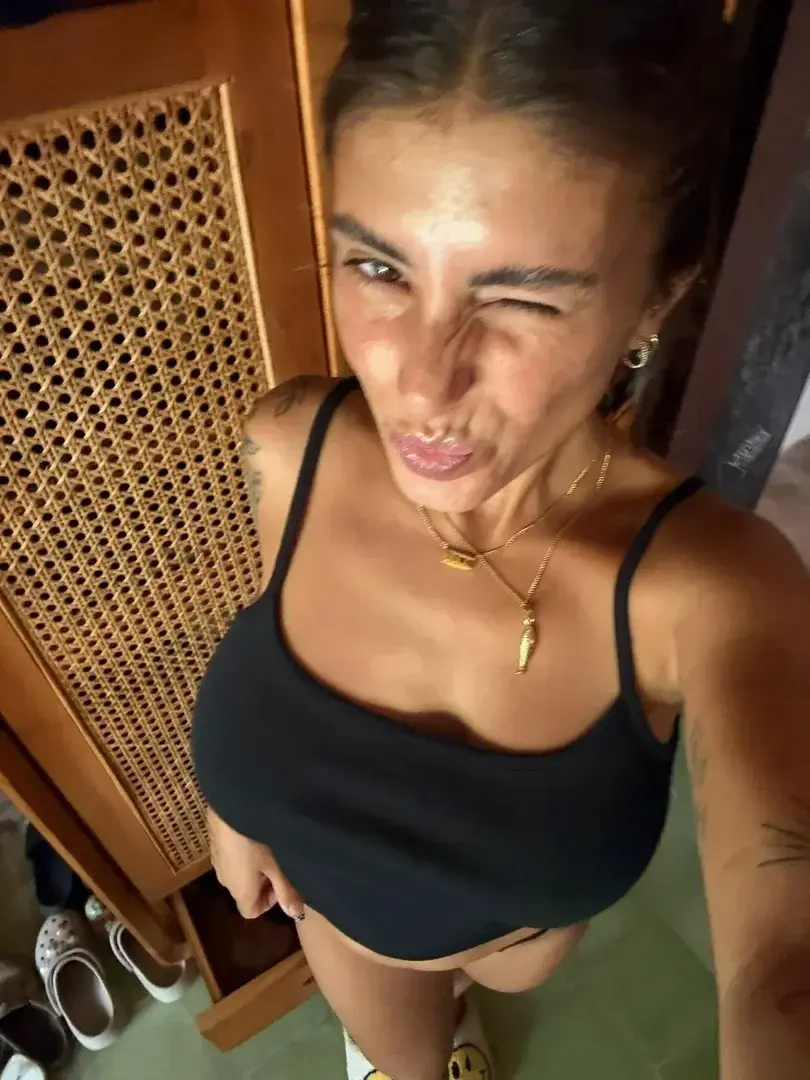 Leak public de Emiiby — « description de la photo » (nude) sur MYM