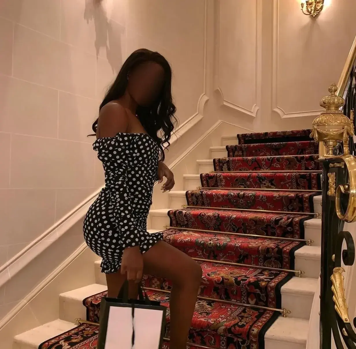 La petite NantesJ’adore cette petite robe noireAide-moi à l’enlever 😇