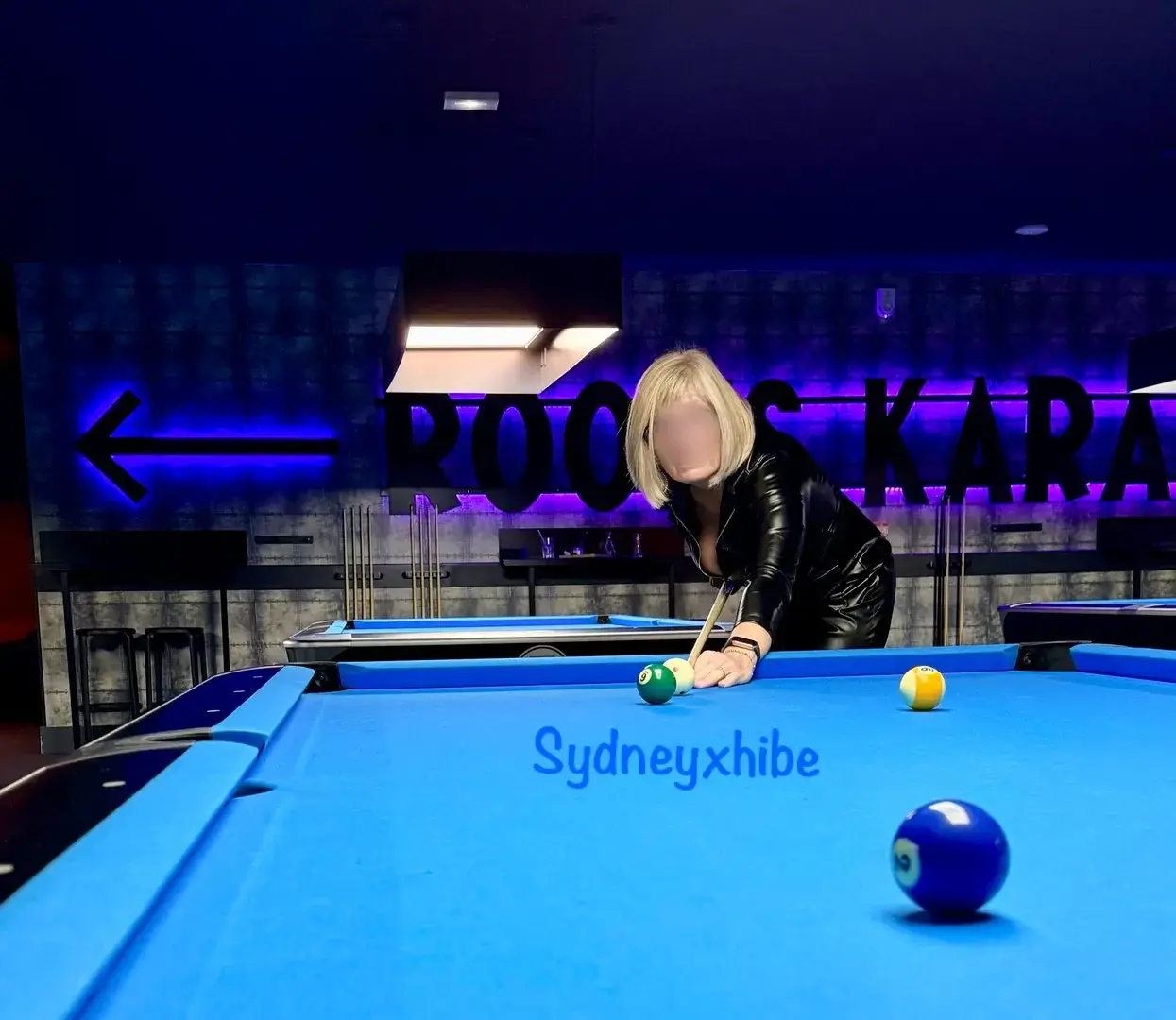j’adore  m’habiller en mode ultra hot Wife, très sexy sans culotte, piercing à la chatte et un plug dans le cul et aller jouer au billard avec mon Maitre en laissant entrevoir mes atouts. Les mecs n’en peuvent plus si tu veux voir la suite, suis mon profil commente et ajoute surtout un, j’aime. Et abonnes toi