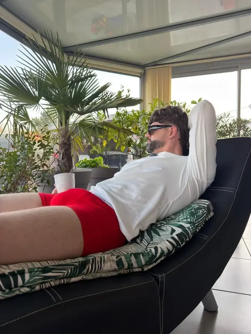 Toujours détendu… 🪴🌴 mais le rouge ne passe jamais inaperçu.🔴😜