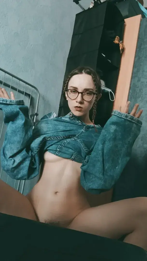 Leak & nude MYM — Simonek : « I dont know what to wear ? 😝 » (MYM)