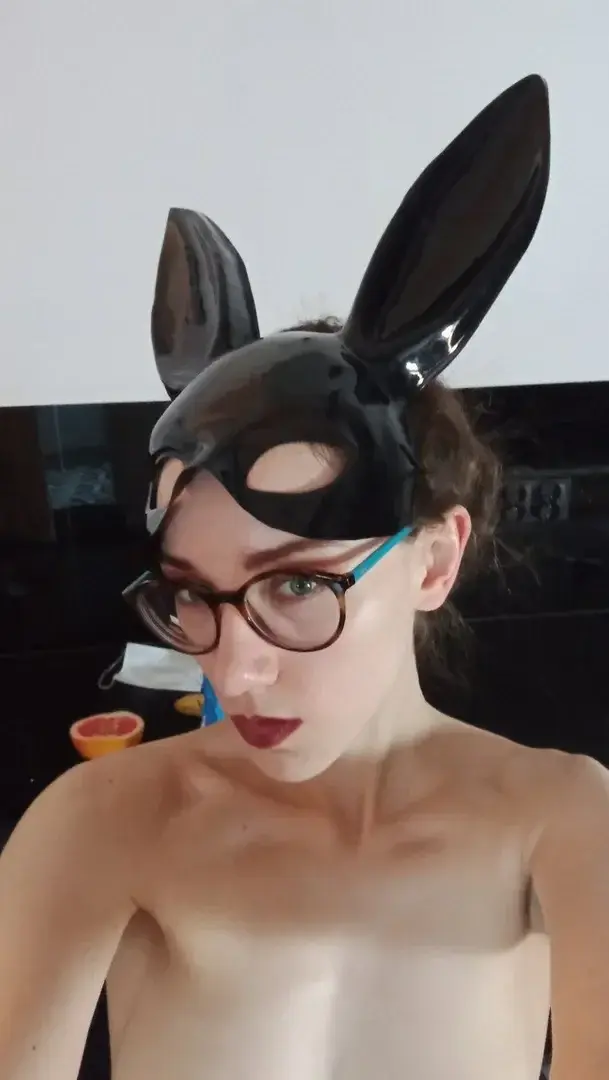 Leak & nude MYM — Simonek : « Grejpfrut ? Króliczek ? Co to będzie za sesja jak myślicie ? 😁 » (MYM)